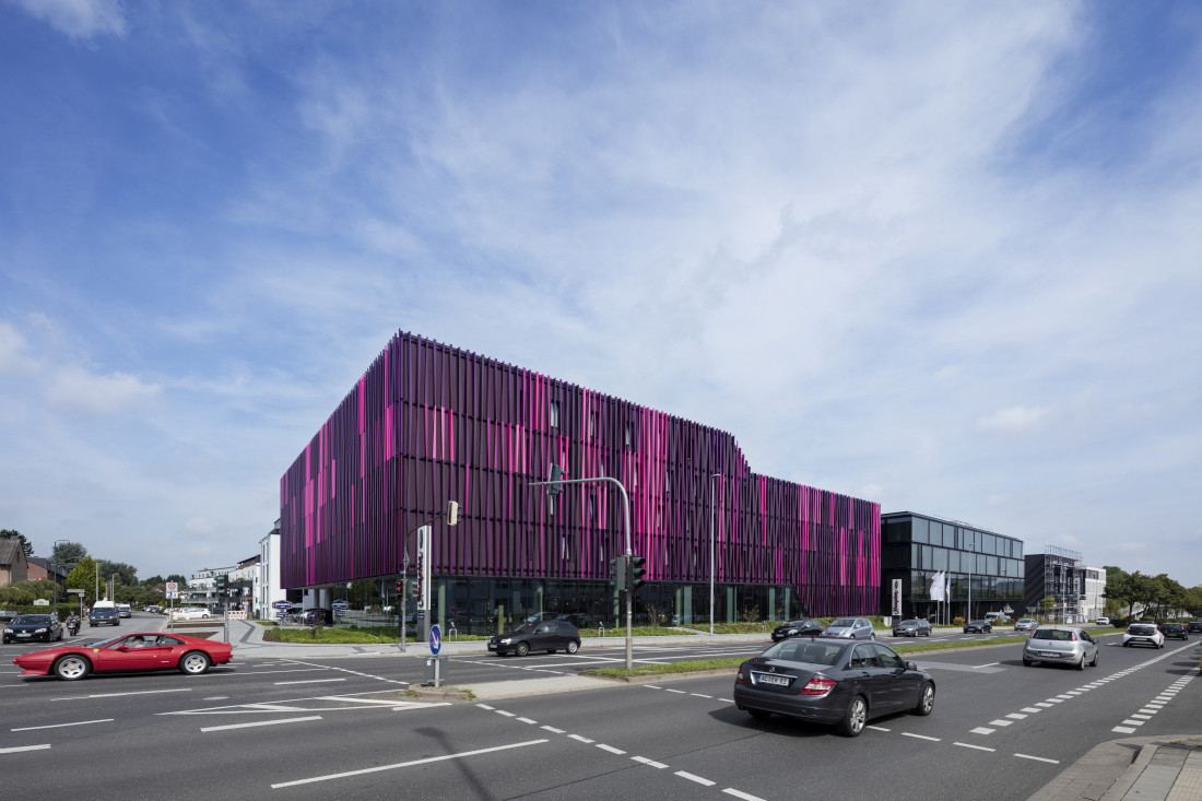 Auffallend ist die Vorhangfassade aus dreidimensional verformten Aluminiumschwertern – sie wurde speziell für das Gebäude entwickelt.