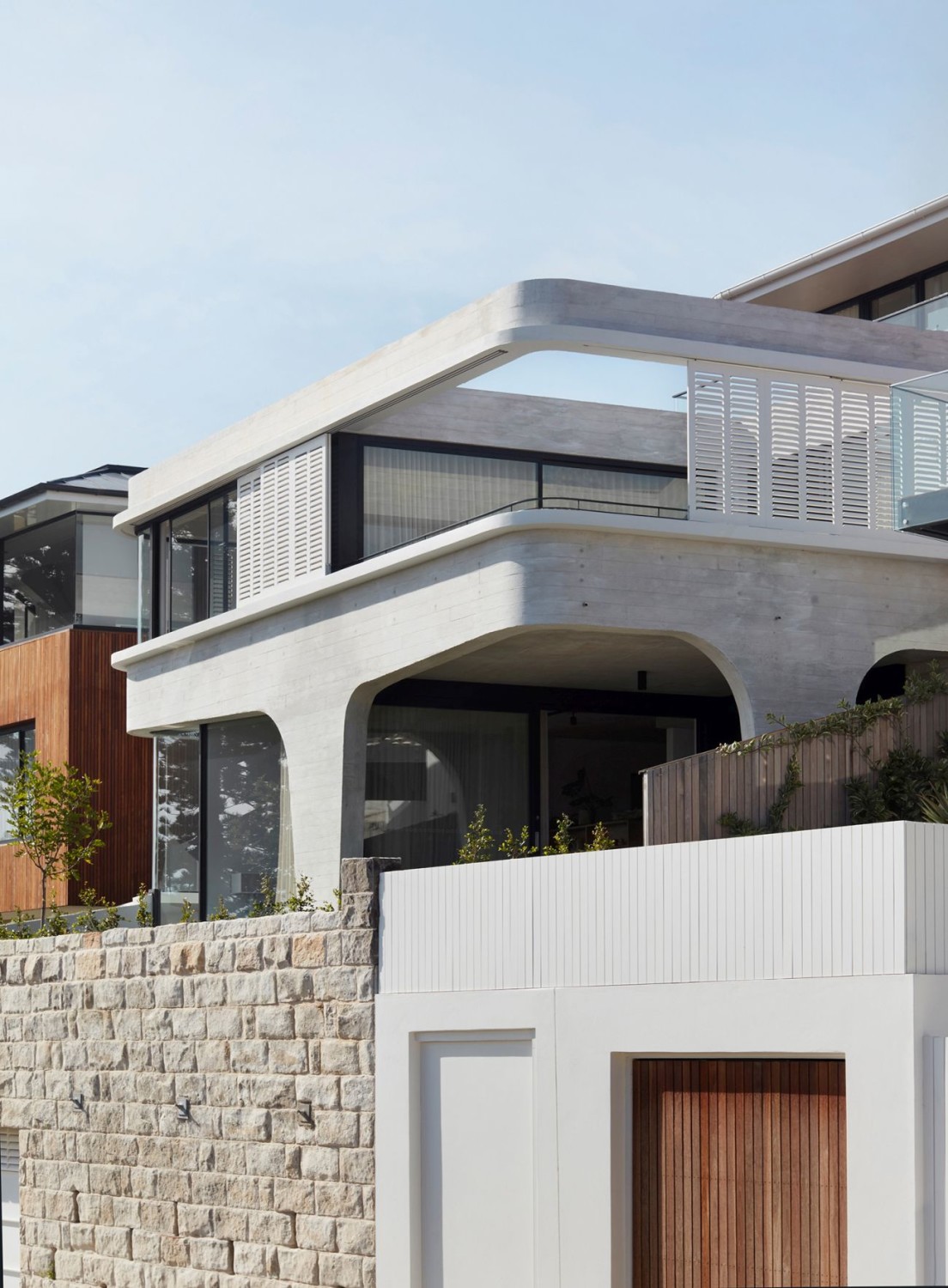 Das Wohnhaus nach Plänen von Luigi Rosselli Architects aus Sydney erhebt sich auf der Struktur eines Vorgängerbaus (Ansicht von Norden).