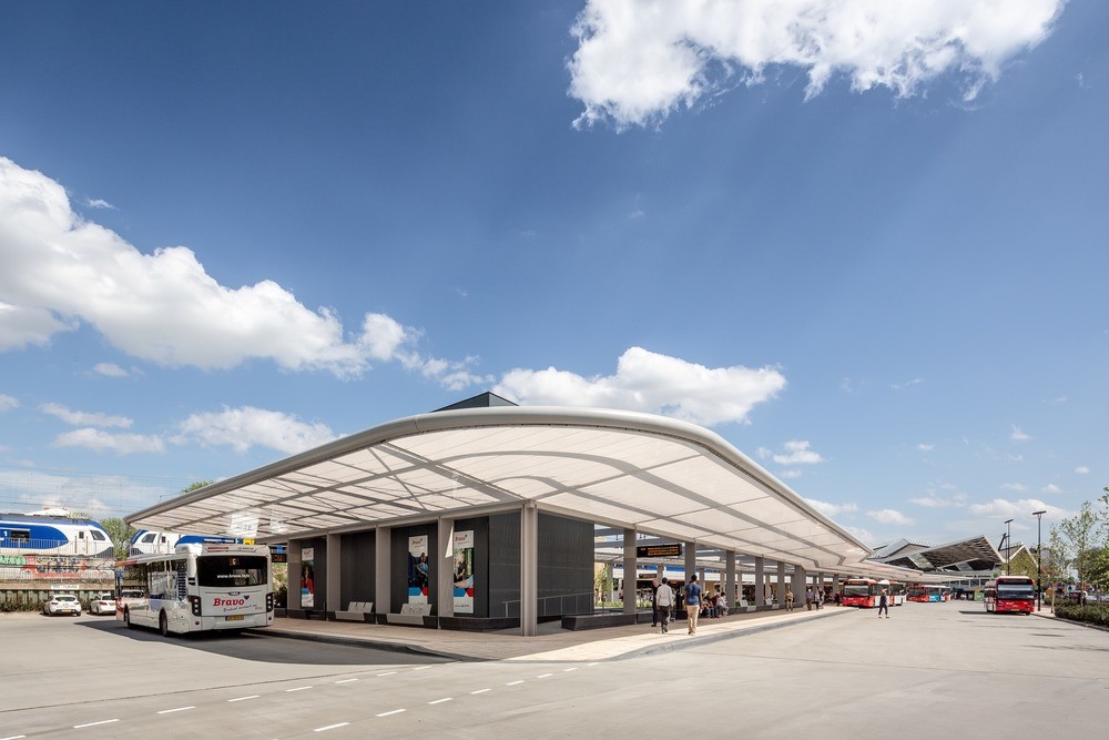 160 Meter ist die Station lang. Sie bietet sechs überdachte Haltepunkte zum Einsteigen und eine Plattform zum Aussteigen.
