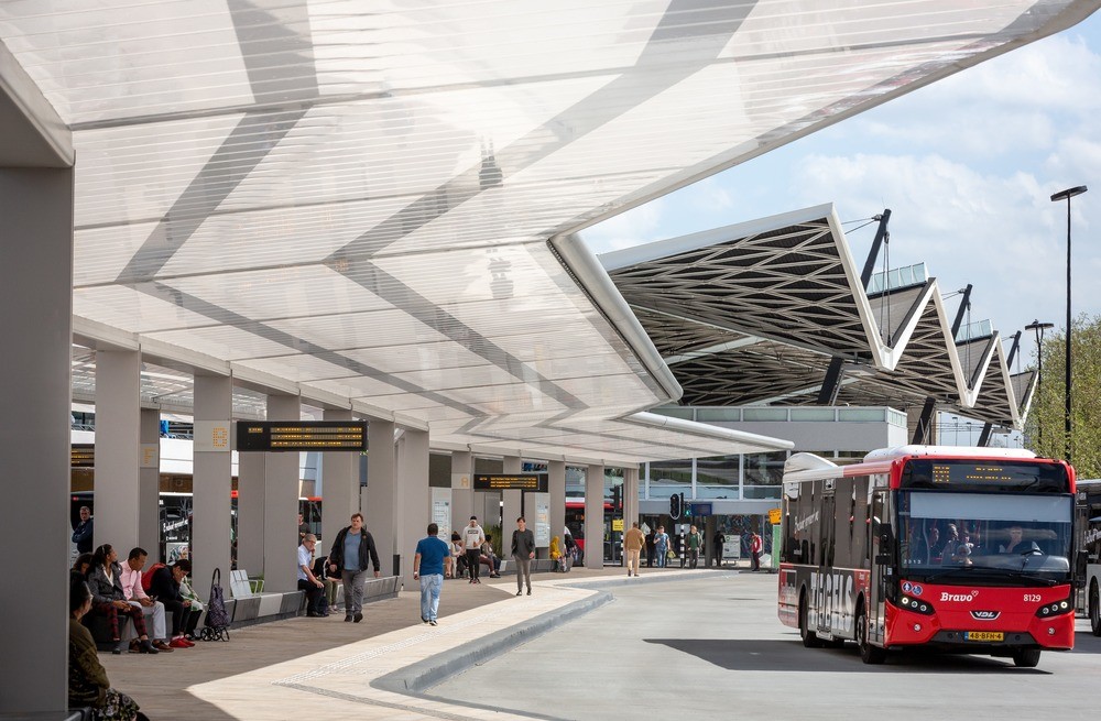 Wie auch schon die Sanierung des benachbarten Bahnhofsgebäudes mit gefaltetem Dach oblag auch die Neugestaltung des Busbahnhofs den Architekten vom Büro cepezed.