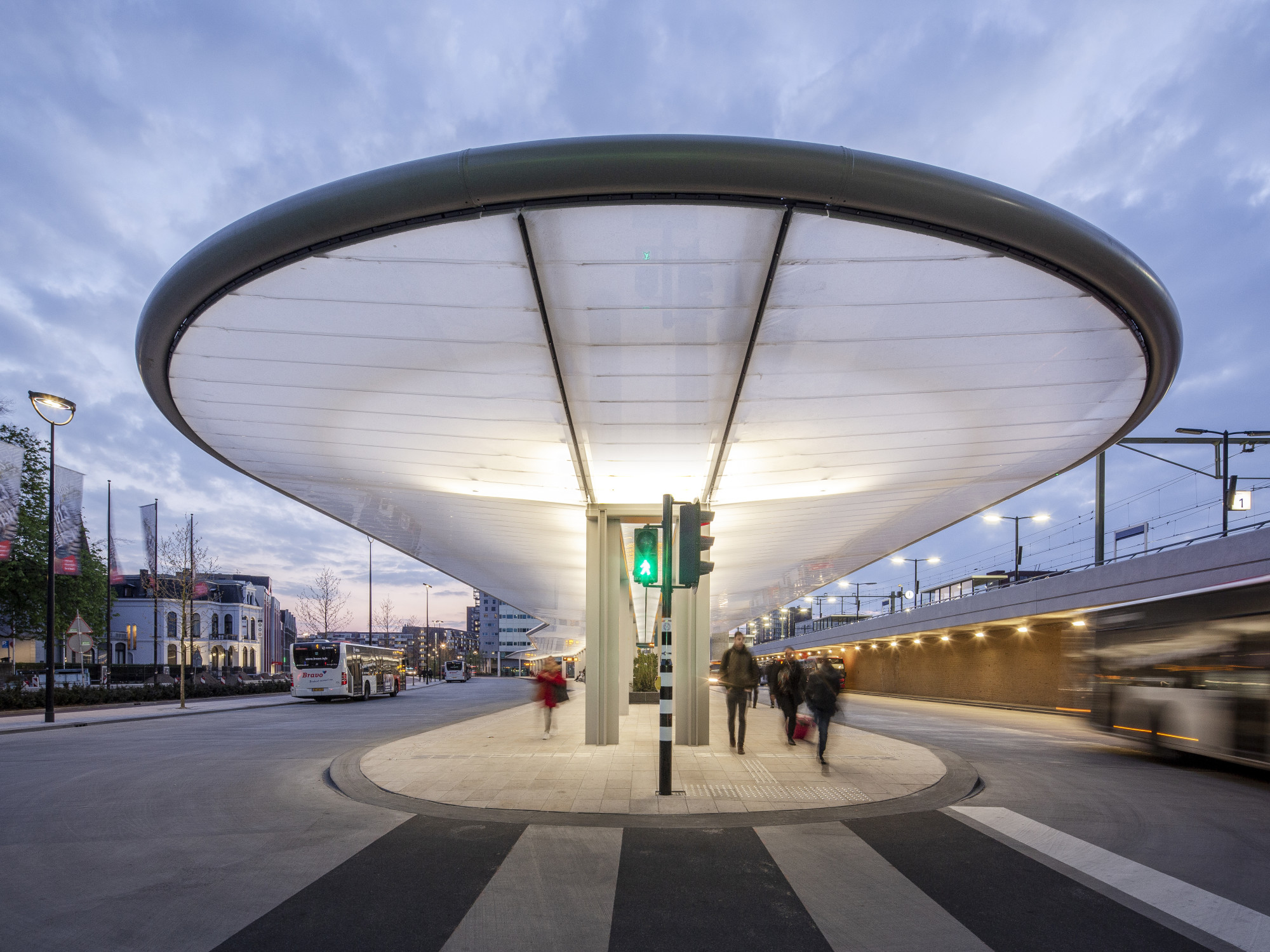 Der neue Busbahnhof in Tilburg ist nicht nur verkehrsflussoptimiert und inklusiv gestaltet, sondern er erzeugt auch seine eigene Energie auf dem auskragenden Dach.