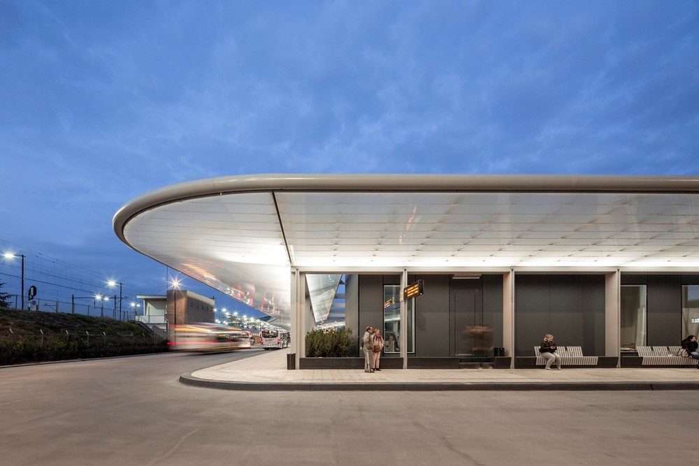 Der eingestellte Pavillon beherbergt einen Aufenthalts- und Pausenraum für Busfahrer, eine Information, Toiletten und eine Gewerbeeinheit.