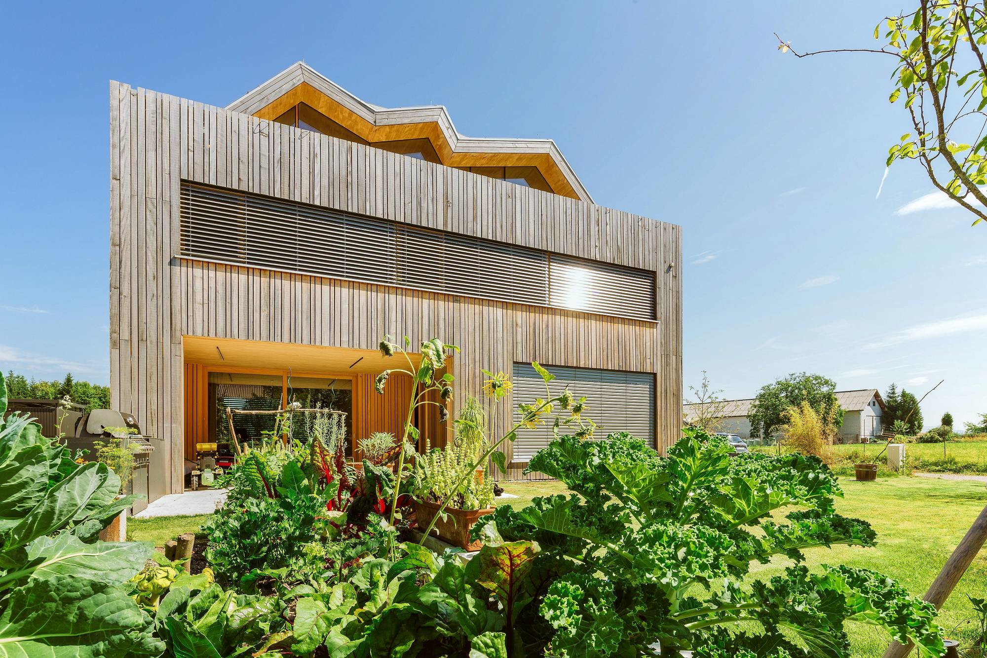 Südwestseite des Wohnhauses, dessen konstruktiven Bauteile aus Fichten- und Lärchenholz bestehen. 