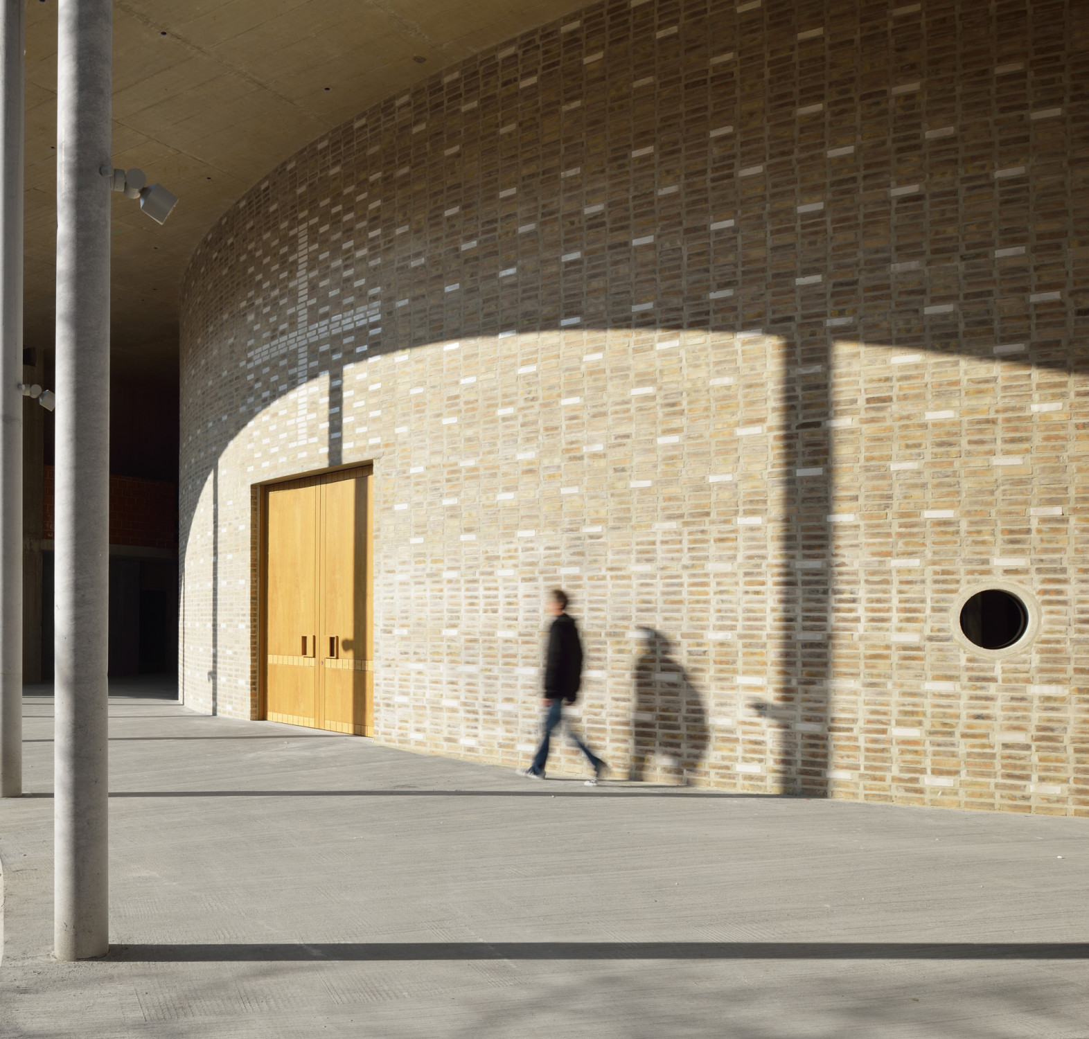 Die sichtbaren Wände des von Dans arhitekti entworfenen Sakralbaus zeigen eine Klinkerfassade.