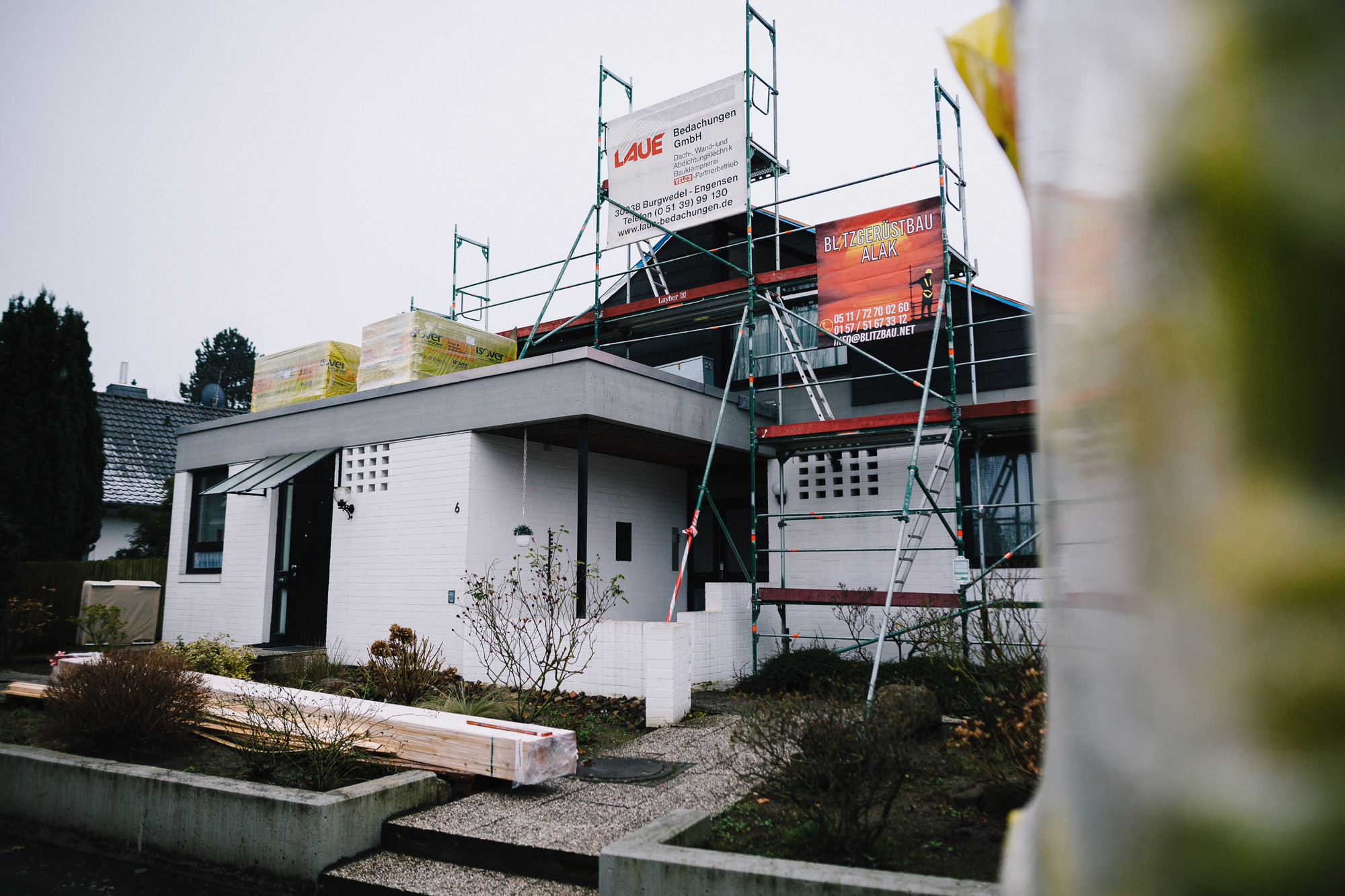 Da sich im Sommer die Hitze unterm Giebel staute, wurde das Steildach mit Dämmstoffsystemen des Herstellers Isover saniert.