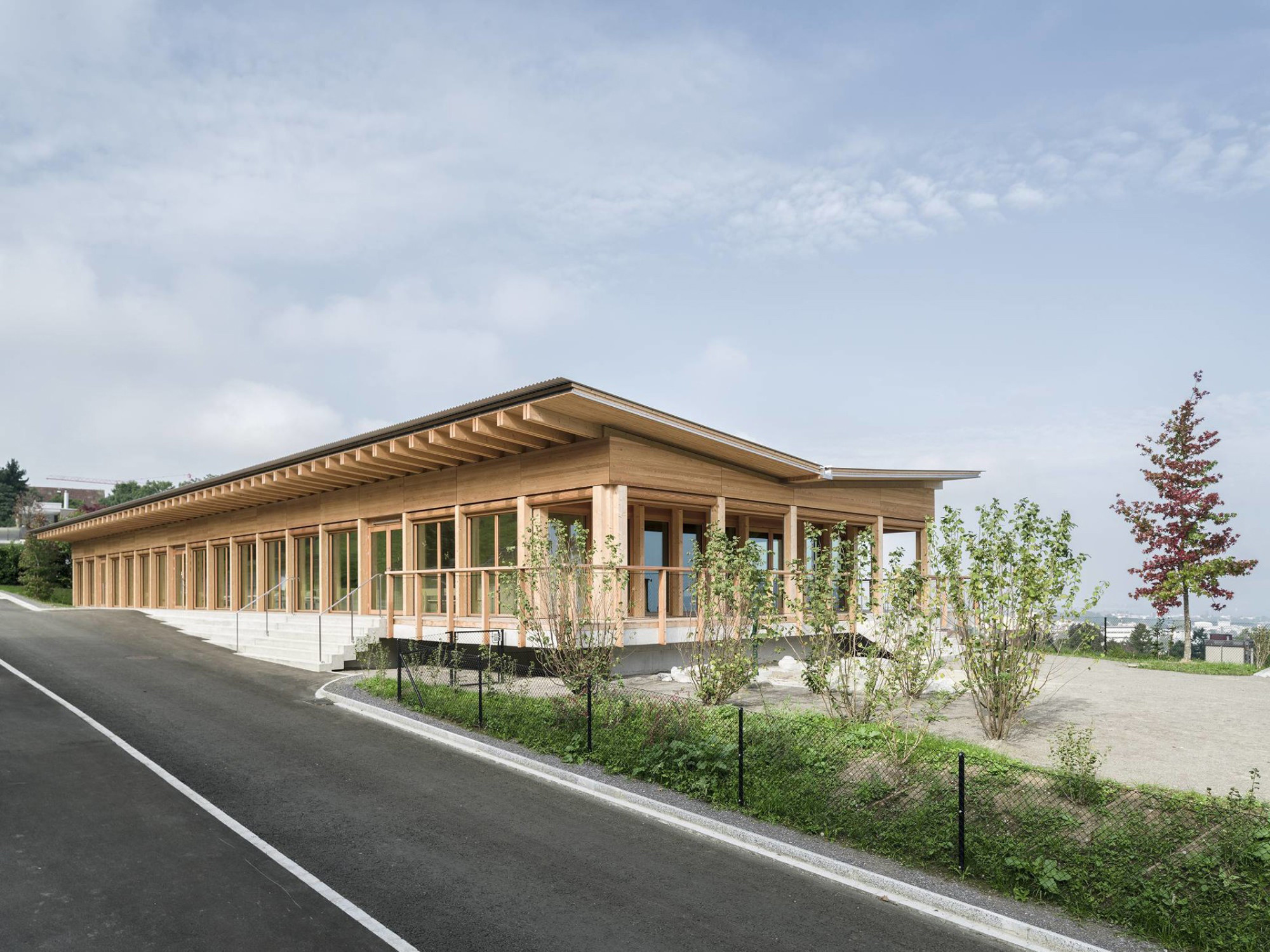 Der Kindergarten nach Plänen der Baseler Architekten Jaeger Küchlin ist eine elegante Holzkonstruktion mit Schmetterlingsdach.
