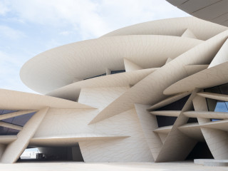 Die Stadt Doha ist um einen Blickfang reicher: Direkt am Persischen Golf befindet sich das neue Nationalmuseum von Katar.