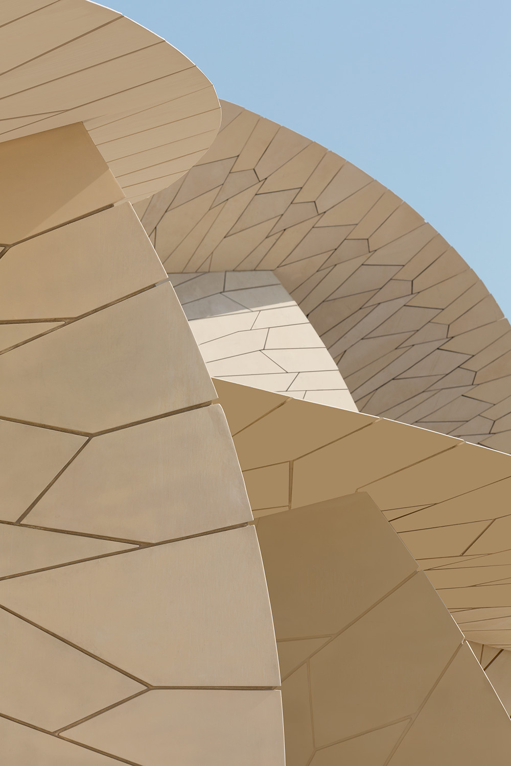 Die bis zu 40 Meter hohe Primärstruktur aus Stahl ist mit sandfarbenen Platten aus glasfaserbewehrtem Hochleistungsbeton bekleidet. 
