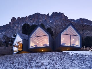 In den Dolomiten, über die Le Corbusier gesagt haben soll, sie seien die schönste natürliche Architektur der Welt, liegt auf 2.096 Meter Höhe die Berghütte Oberholz bei Obereggen.