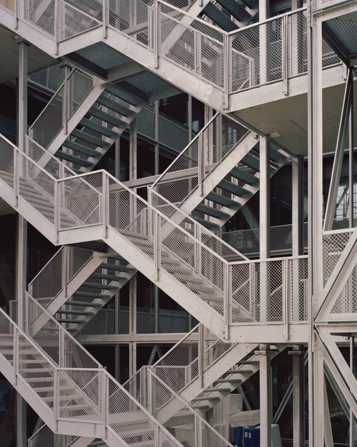 Als zweiter Fluchtweg wurde auf der Gebäuderückseite eine Stahltreppe angefügt, die den Innenhof abschließt.
