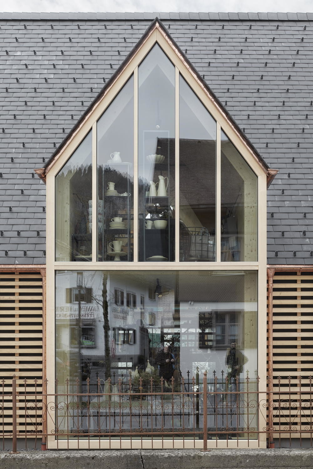 Große Schaufenster an allen vier Seiten erlauben Einblicke von außen in die Verkaufsräume, in denen Kunsthandwerk, Pflanzen und Accessoires angeboten werden.