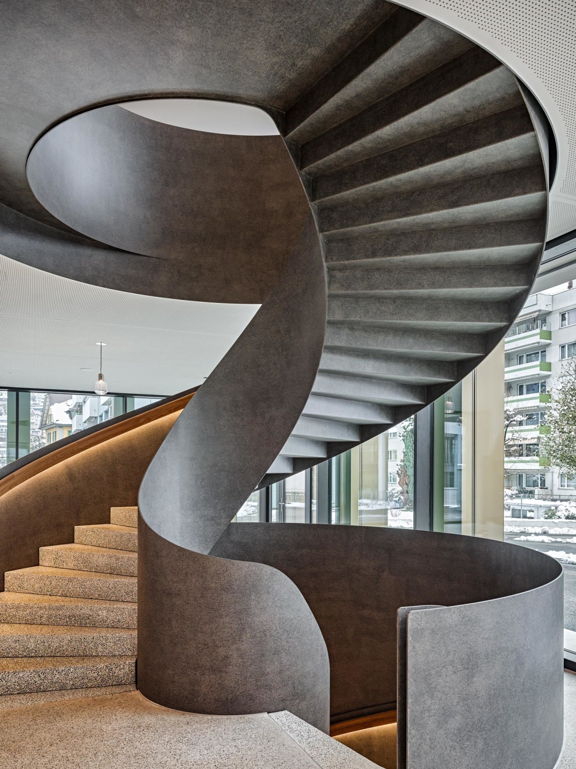 Skulpturale Wendeltreppe im Foyer