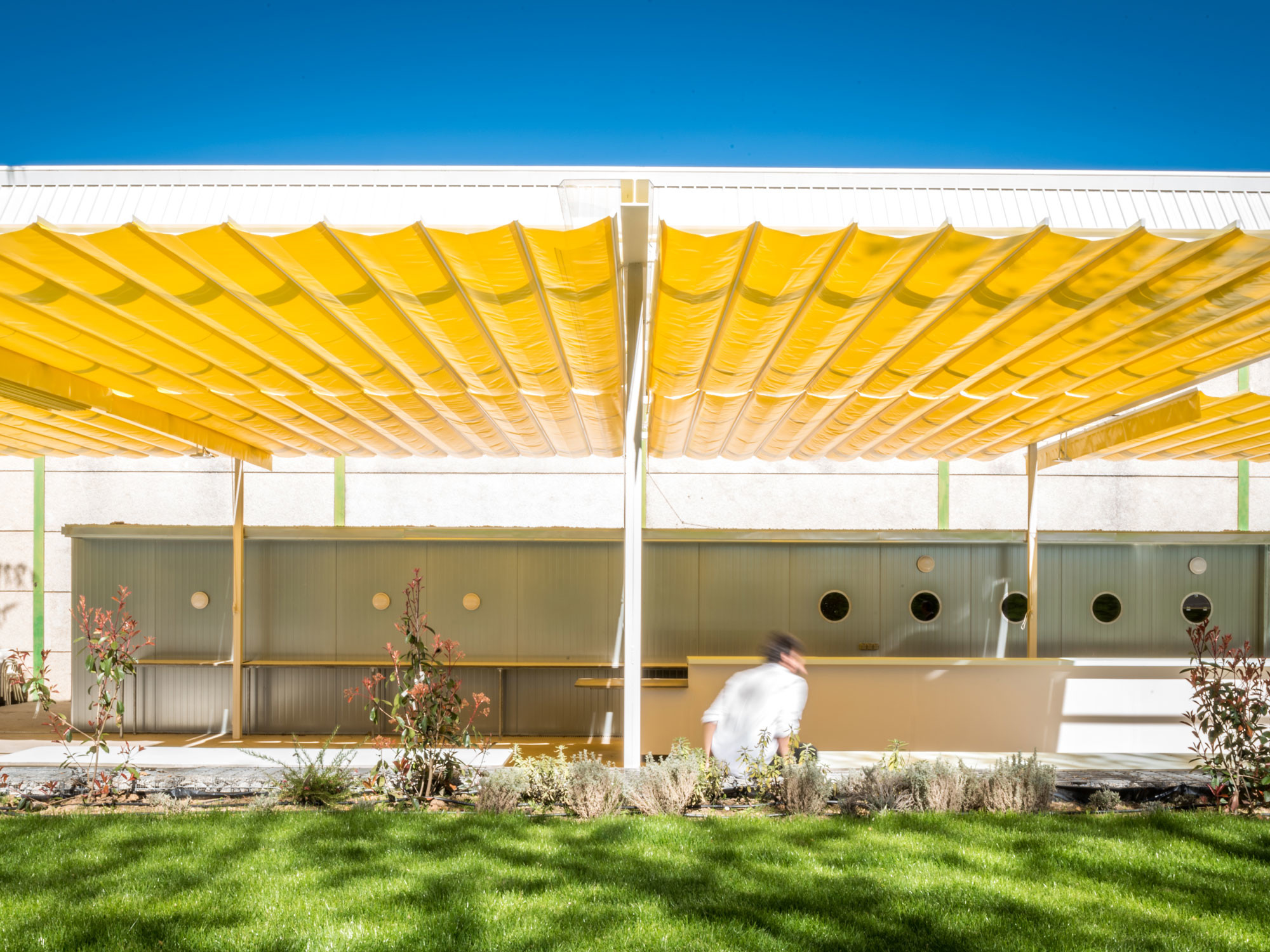Einen in die Jahre gekommenen Sportkomplex im spanischen Cáceres werteten Picado de Blas Arquitectos durch ein Café mit großer Außenterrasse auf.