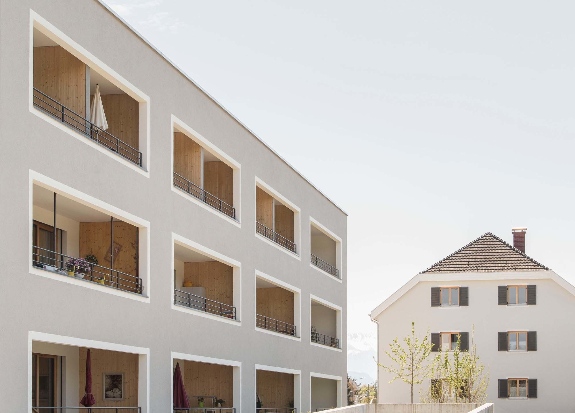Um Wärmebrücken bei den Loggien zu vermeiden, sind die Stahlbetondecken und -brüstungen allseitig gedämmt (Hofansicht Wohngebäude und sanierter Bestand).