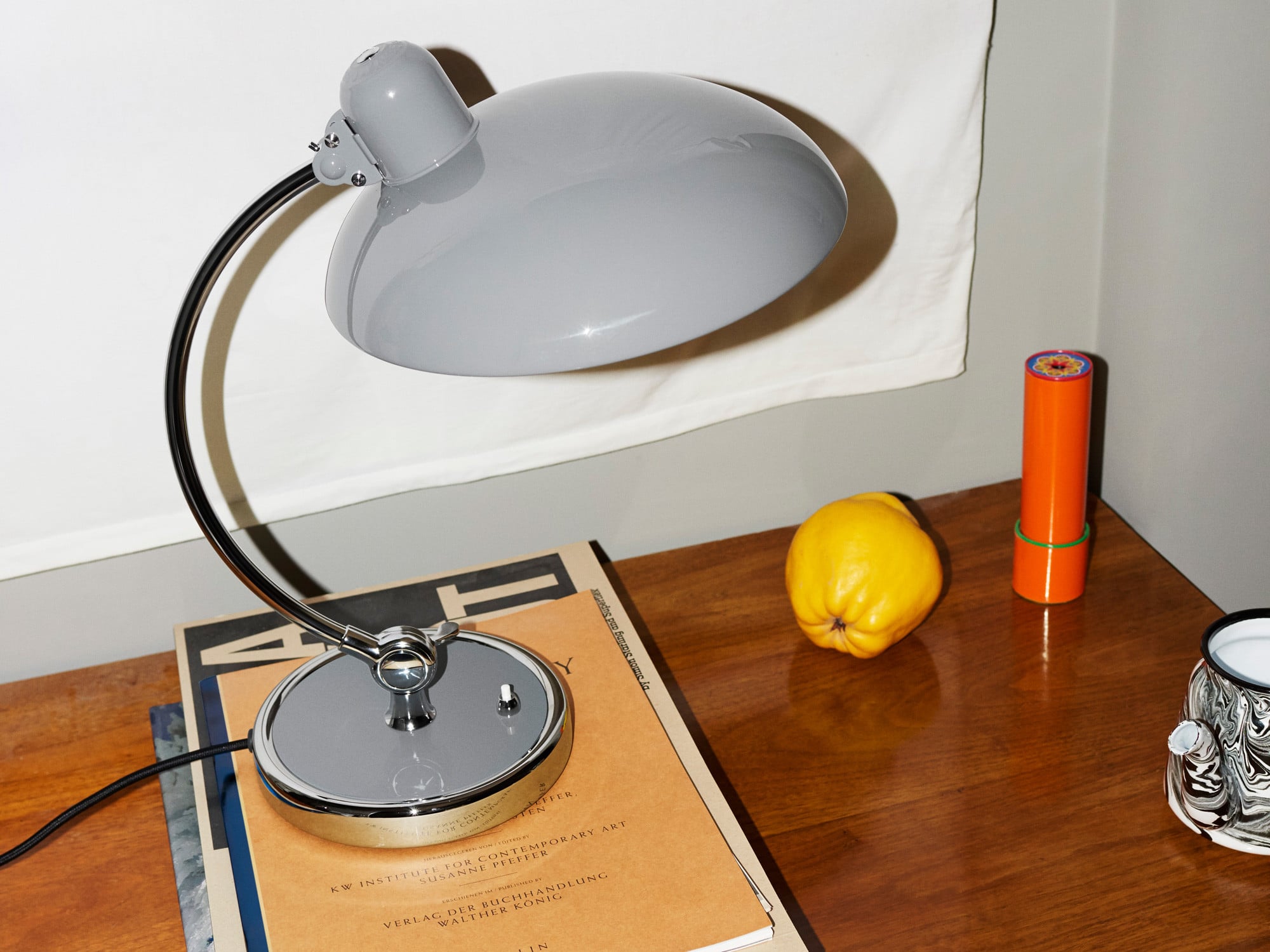 Das dänische Label Fritz Hansen bringt zum 100. Geburtstag des Bauhauses die Schreibtischleuchte von Christian Dell im Farbton Vintage Grau heraus.