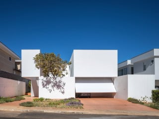 Ansicht der Casa Morrone von der Straße. Das Wohnhaus steht in der zentralen Verwaltungsregion von Brasilia.
