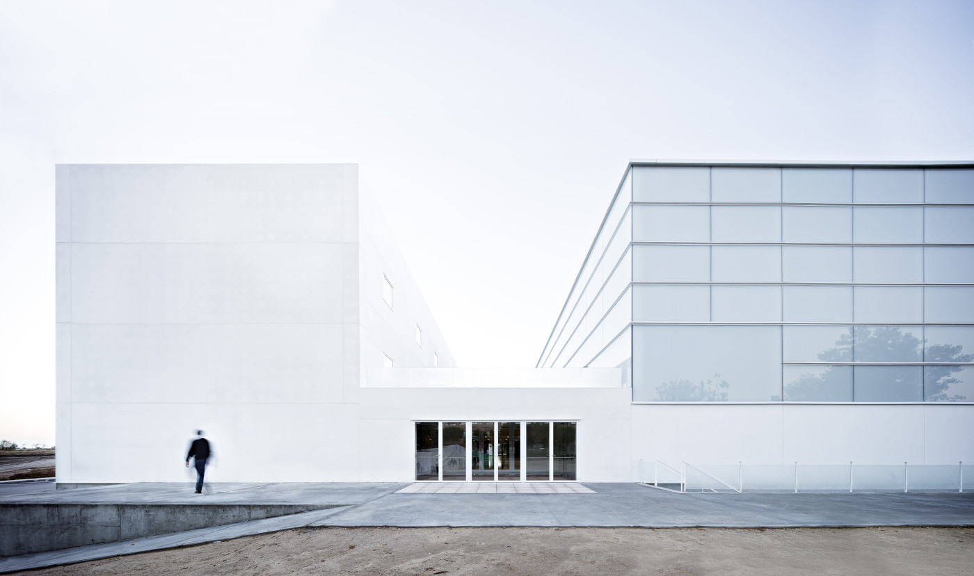 Architekt Alberto Campo Baeza aus Madrid schuf eine einfache und einprägsame Großform auf dem Campus der Universität Francisco de Vitoria. 