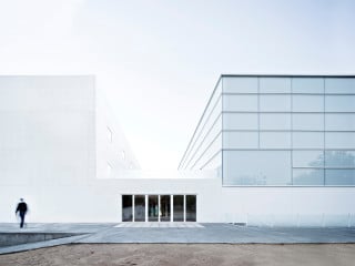 Sportzentrum und Seminargebäude in Madrid