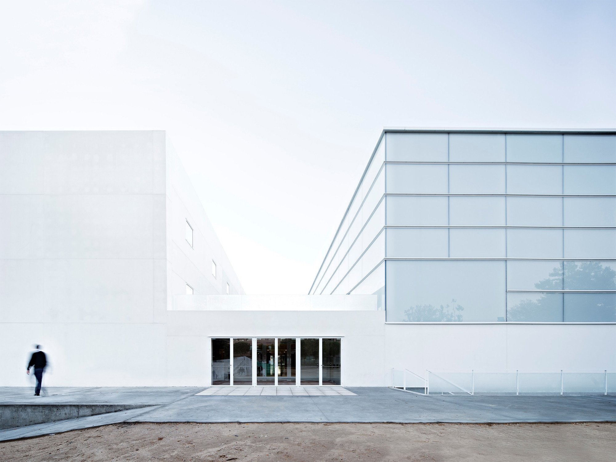 Die Sporthalle und der Seminartrakt sind über einen flachen Verbindungsbau verknüpft (Ansicht Nordwest).