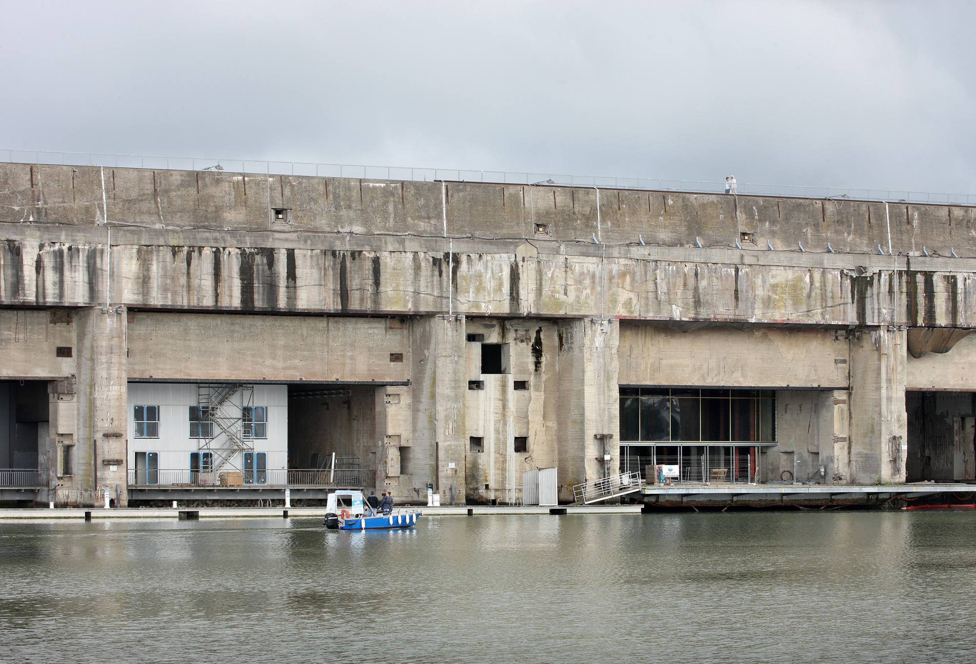 Der jüngste Umbau wurde bei Kammer 12 vorgenommen (rechts im Bild): Den Veranstaltungssaal Alvéoles entwarf das Brüsseler Architekturbüro 51N4E gemeinsam mit Bourbouze & Graindorge aus Nantes.