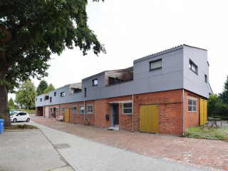 Das marode Dachgeschoss eines alten Kuhstalls ersetzten Studio LP Architekten durch vier neue Wohnungen.