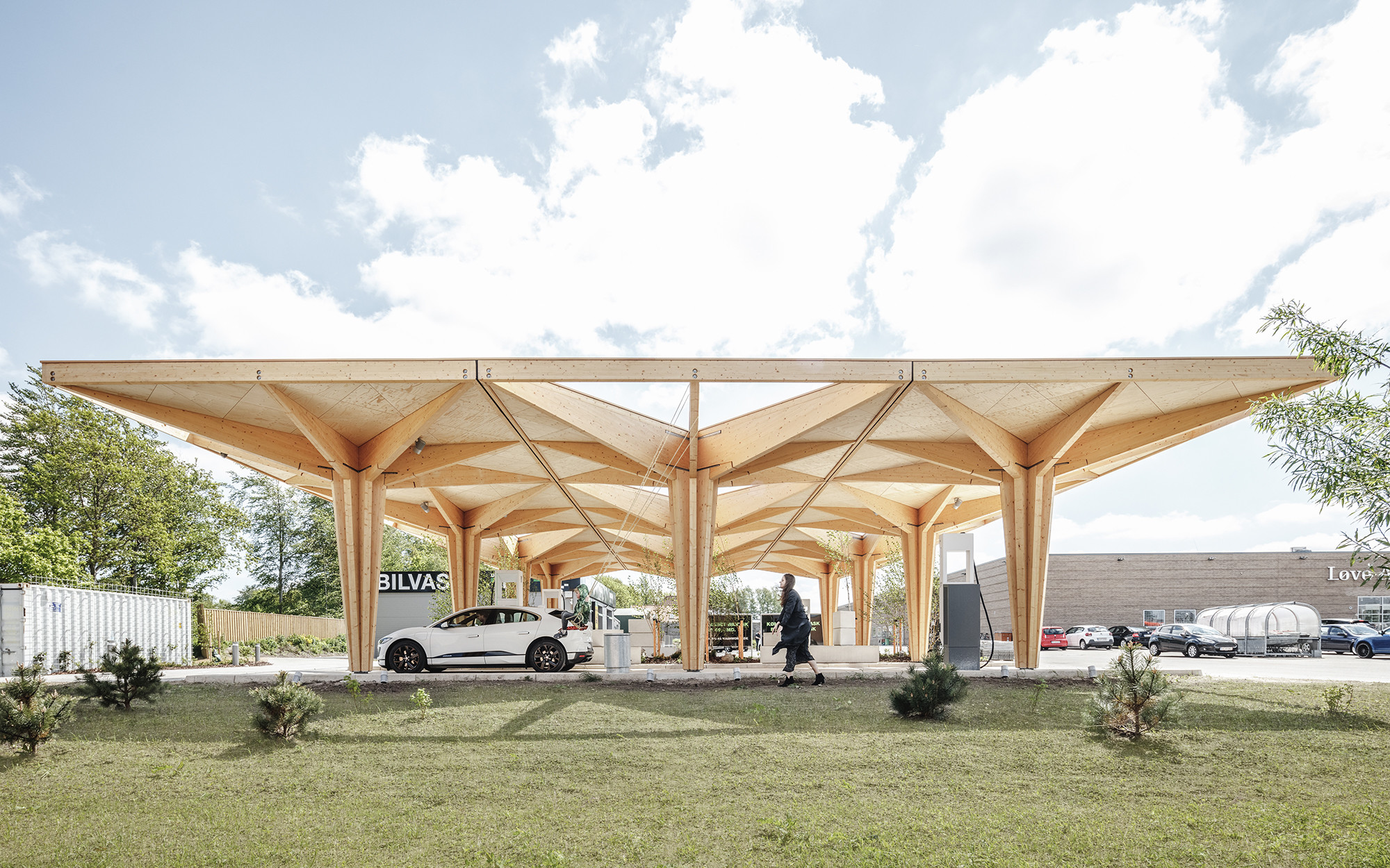Betonplatten bilden die Plattform. Darauf erheben sich zwölf Stützen aus Holz, die im Raster angeordnet sind und ein 400 Quadratmeter großes Dach tragen.