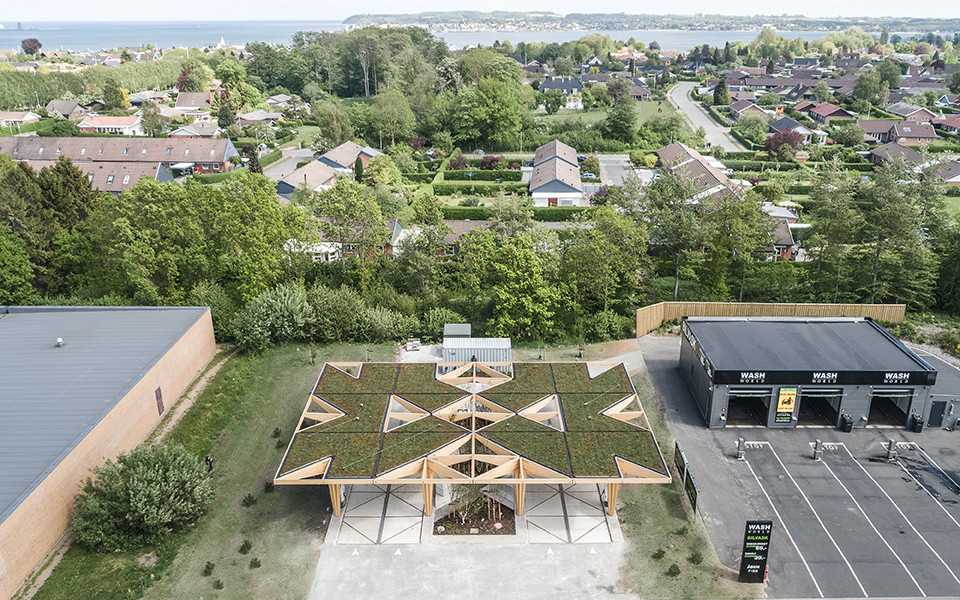 Die erste errichtete Station ihrer Art befindet sich auf einem Gewerbegebiet an der Schnellstraße E20 bei Fredericia und versorgt innerhalb von nur rund einer Viertelstunde Autos mit Energie aus regenerativer Quelle.