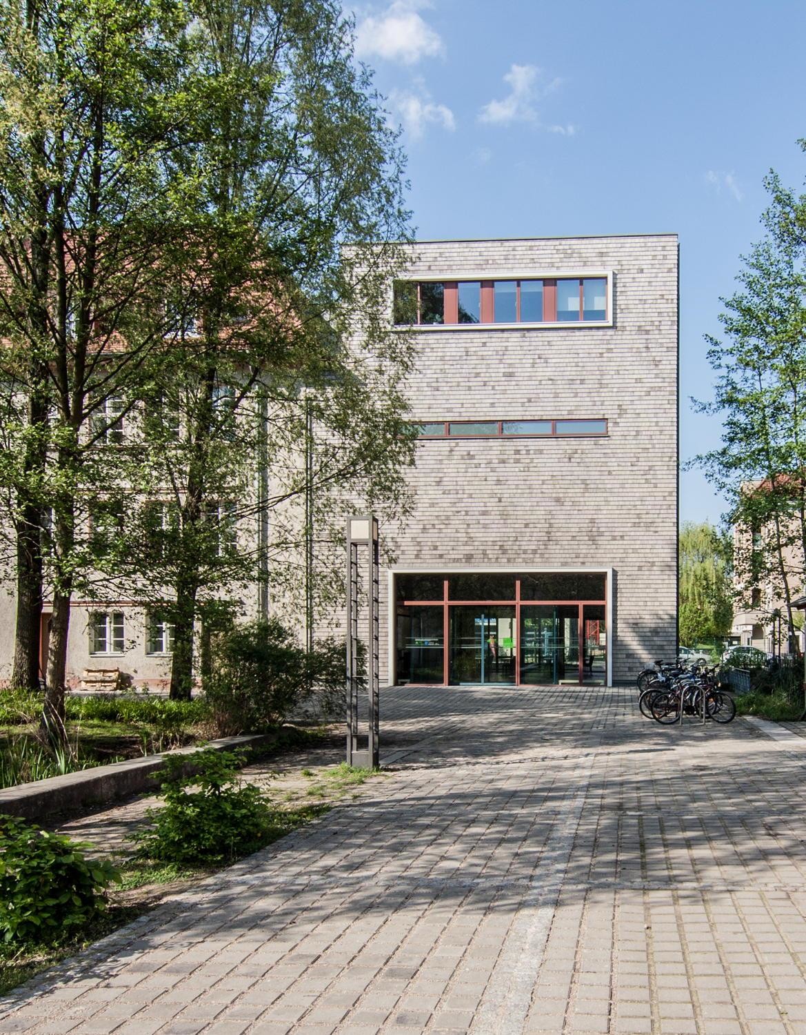 Die Haupterschließung des Stadtcampus' liegt mit der neuen Planung im Zentrum des Geländes, zu der sich auch der Hörsaal orientiert.
