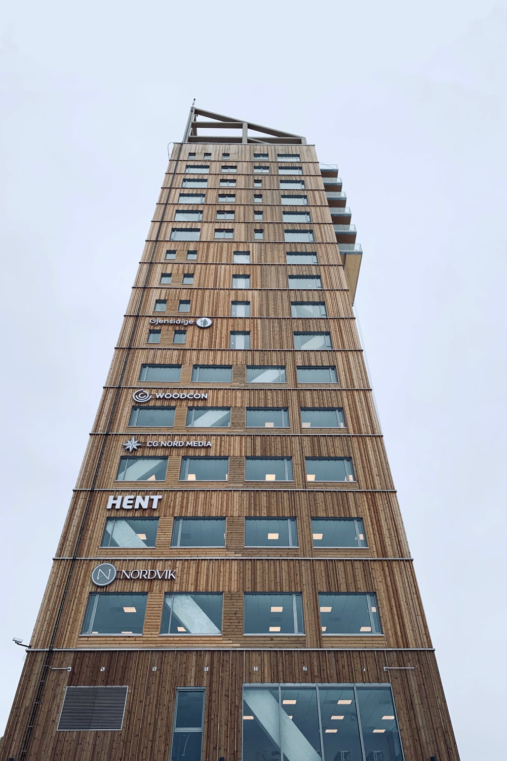 Durch die Öffnungen der Lochfassade ist die Primärkonstruktion aus Brettschichtholzelementen ablesbar.