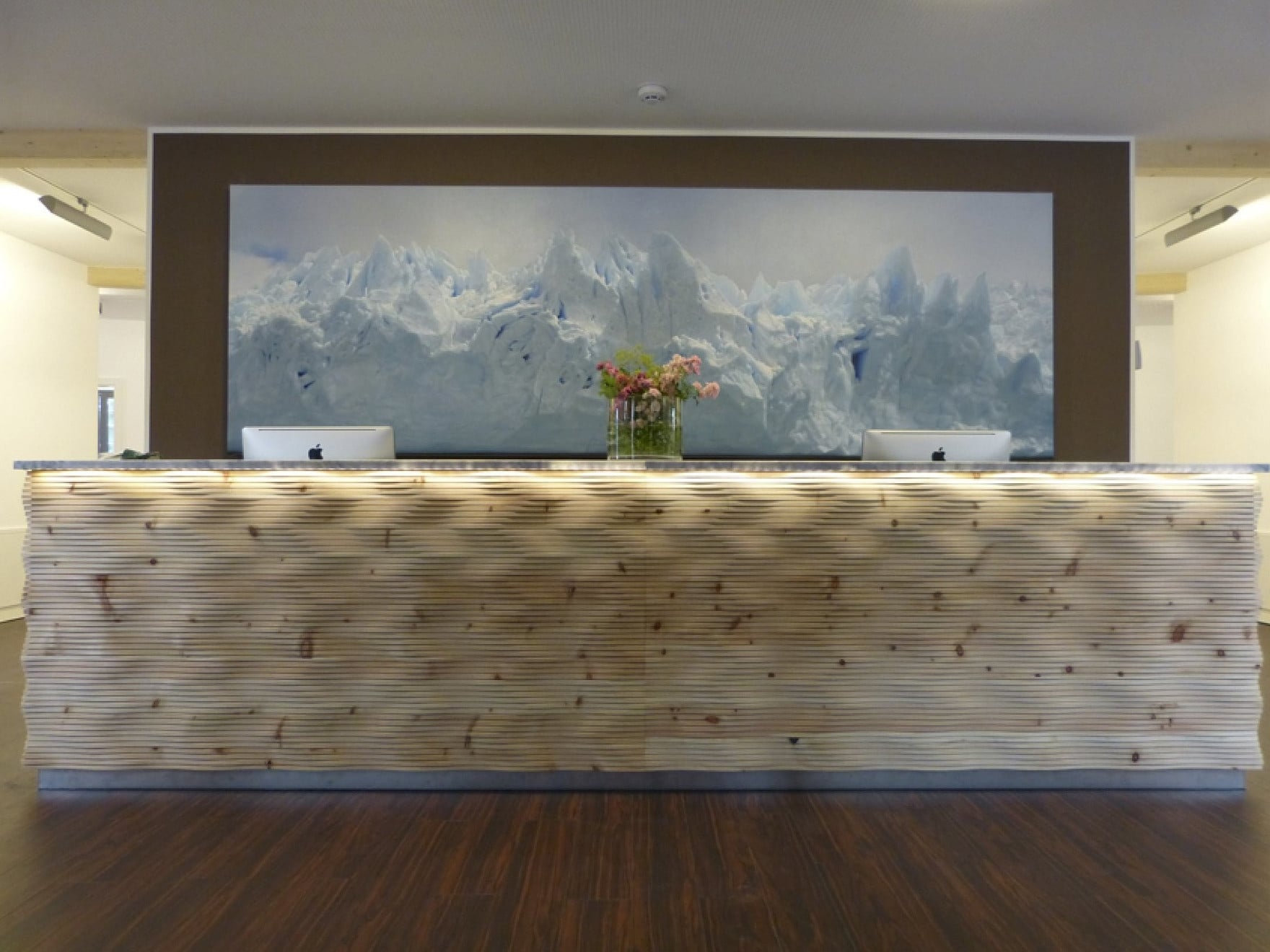 Der Wiener Architekt Andas Mrangl interpretiert die rustikale Zirbenstube des Alpenraums neu und hat mit Zirp ein Holzpanel mit einer dreidimensional gefrästen Wellenoberfläche entwickelt.