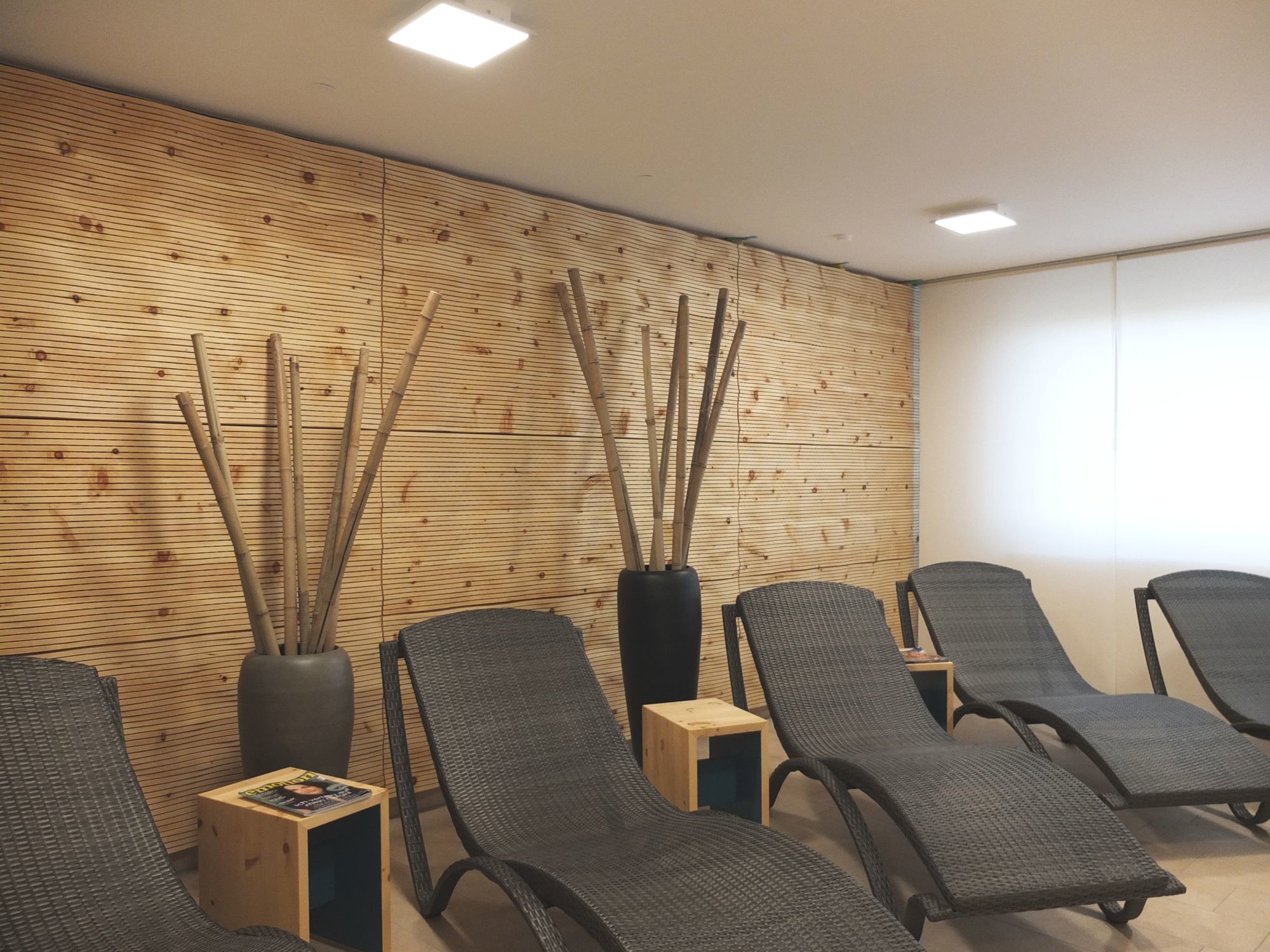 Einsetzbar sind die robusten Paneele als Wand- und Deckenverkleidung, als Sichtschutz, Dekoration und im Möbelbau.