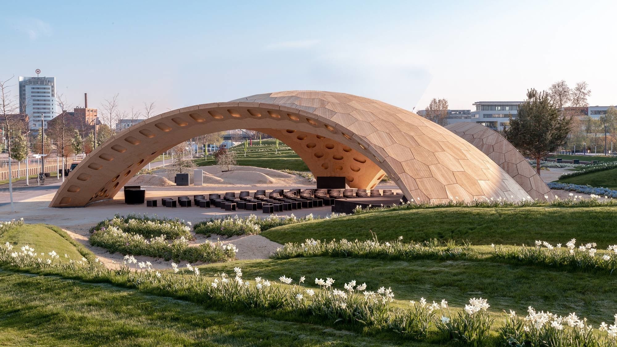Konzipiert wurden die Pavillons – einer davon aus Glas- und Carbonfasern, der andere aus Holz – durch die Institute ICD und ITKE der Universität Stuttgart. 