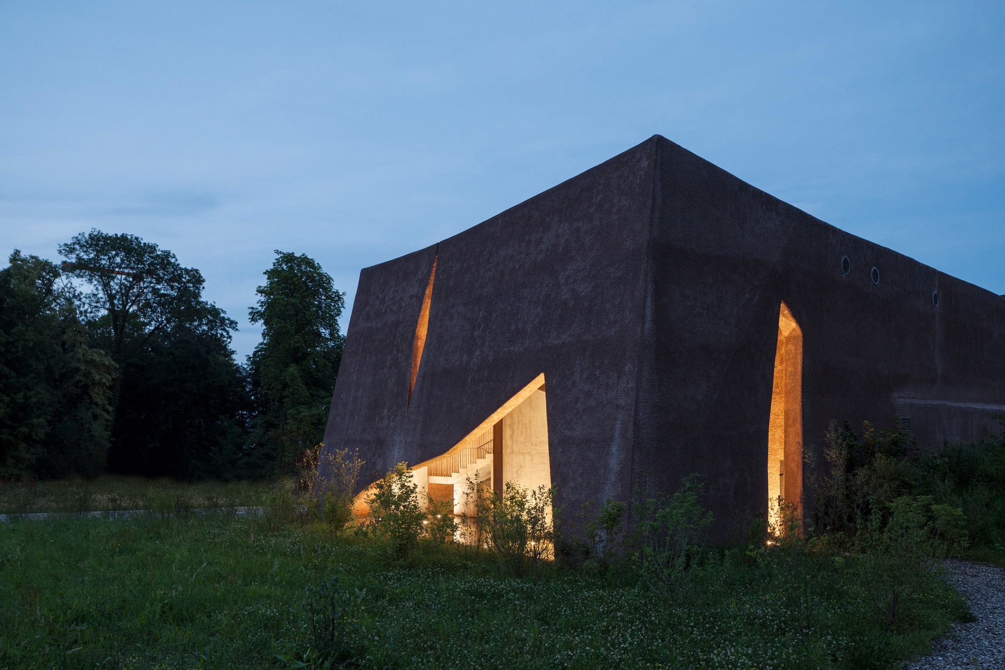 Das skulpturale Gebäude wurde von Oppenheim Architecture Europe entworfen.
