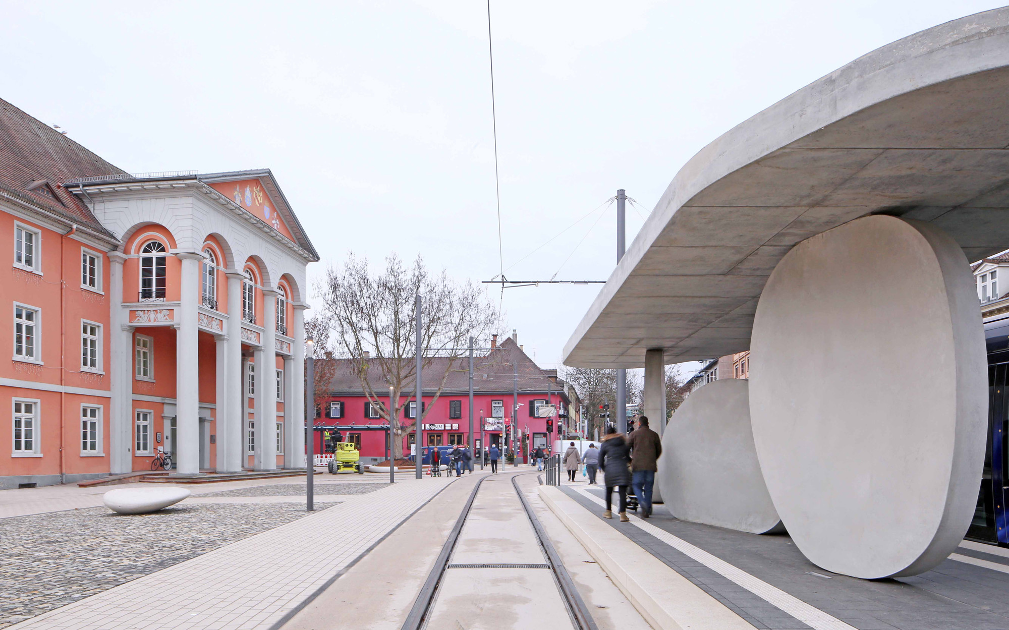 Rathausplatz und Gleisbett gehen schwellenlos ineinander über.