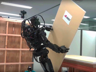 Mit dem Bauroboter HRP-5P demonstriert das japanische Forschungsinstitut, wie eine Trockenbauwand in mehreren Arbeitsschritten hergestellt wird. Der Prototyp soll als Entwicklungsplattform dienen.