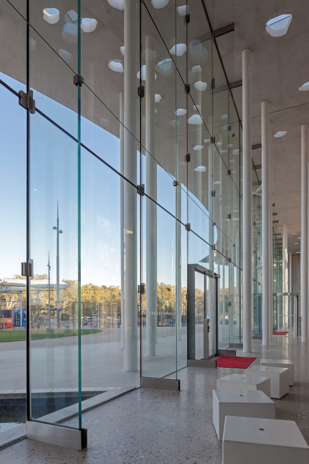 Die tragende Struktur der Ganzglasfassade bilden Glasschwerter, welche zwischen Boden und Decke über die gesamte Fassadenhöhe spannen.