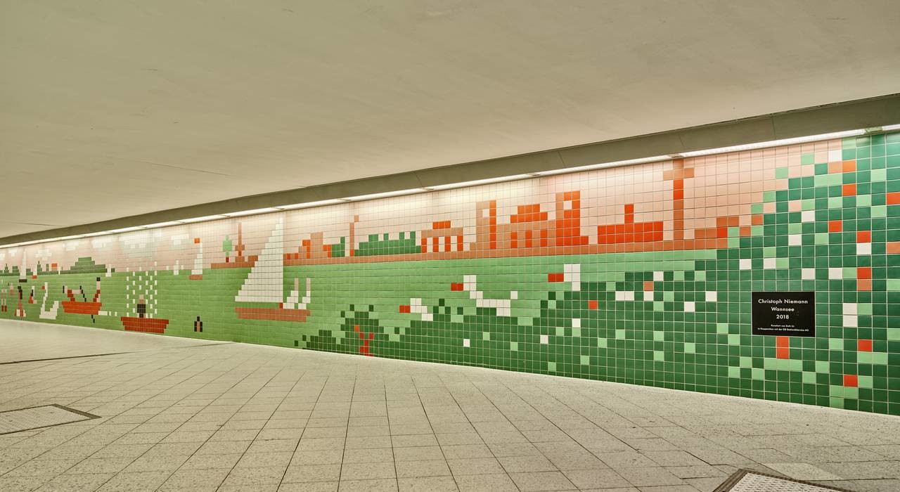 Das Mosaik ist in Grün-, Rosa- und Rottönen gehalten.