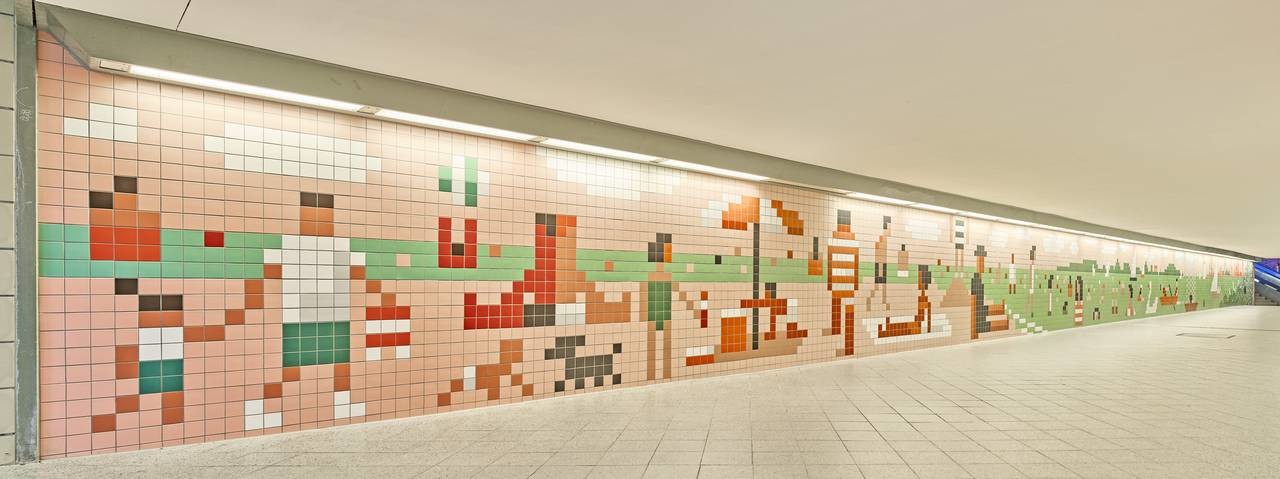 Das Fliesenmosaik verschönert seit einigen Monaten den Fußgängertunnel des S-Bahnhofs Wannsee zu den Schiffsanlegern.