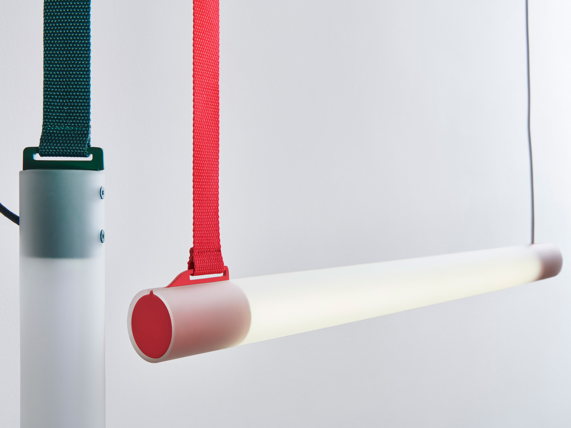 Die LED-Leuchte ist in den Farben Midnight Blue, Forest Green und Fire Red erhältlich.