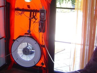 In die Terrassentür eingebautes digitales Prüfgerät zum Blower-Door-Verfahren