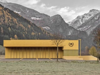 Außergewöhnlich ist die Feuerwache in Sand in Taufers: Ganz in Goldgelb zeigt sich der von Pedevilla Architekten geplante Neubau mit klarer Kubatur.