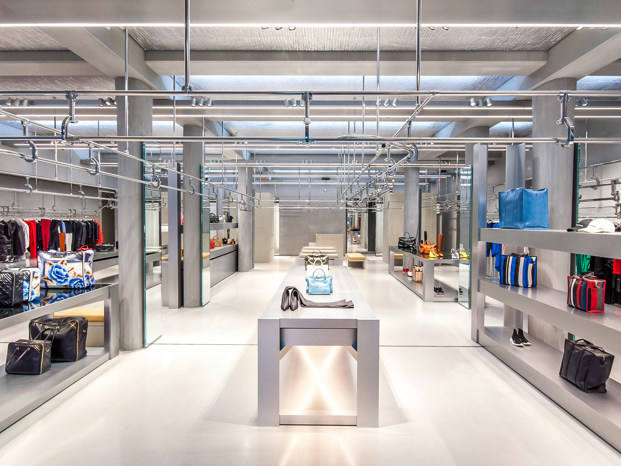 Licht Kunst Licht hat für den Pariser Flagship-Store des Modelabels Balenciaga ein ausgeklügeltes Lichtkonzept entworfen, das das minimalistische Interiordesign unterstreicht.