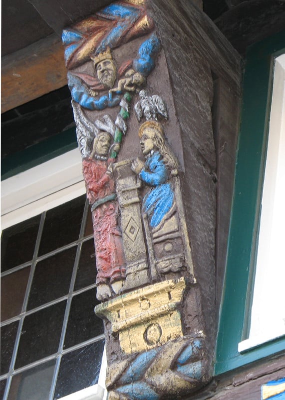 Verzierte Knagge an historischem Fachwerkhaus in Wiedenbrück