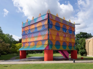 The Colour Palace – so nennt sich der Dulwich Pavilion des Jahres 2019. Entworfen wurde er vom Londoner Büro Pricegore und dem Designer Yinka Ilori.