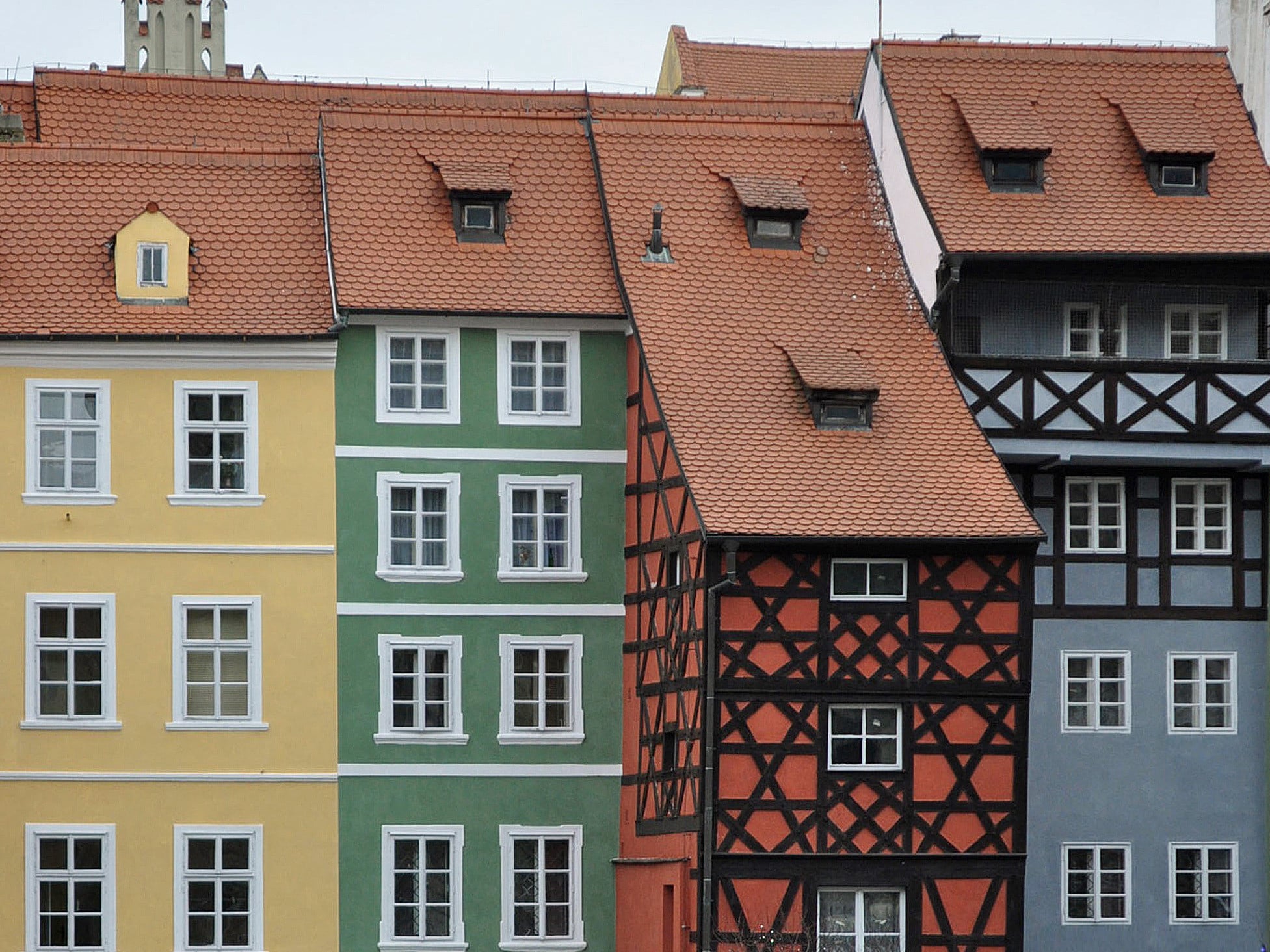 Ab dem 19. Jahrhundert werden die traditionellen Holzbauten – vor allem in den Städten – zunehmend durch Mauerwerksbauten ersetzt. 
