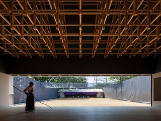 Das Architektenduo Katsuya Fukushima und Hiroko Tominaga aus Fukushima hat mit der Bogenschießhalle einen Kyudo-Club für die Kogakuin Universität in Tokio entworfen. 