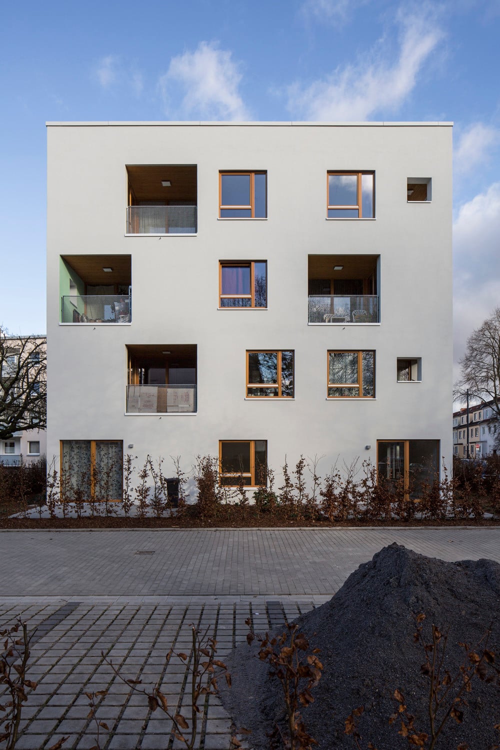 Die potenzielle innere Vielfalt dieses zeitgenössischen Stadtbausteins lässt sich an den frei angeordneten quadratischen Öffnungen erahnen.