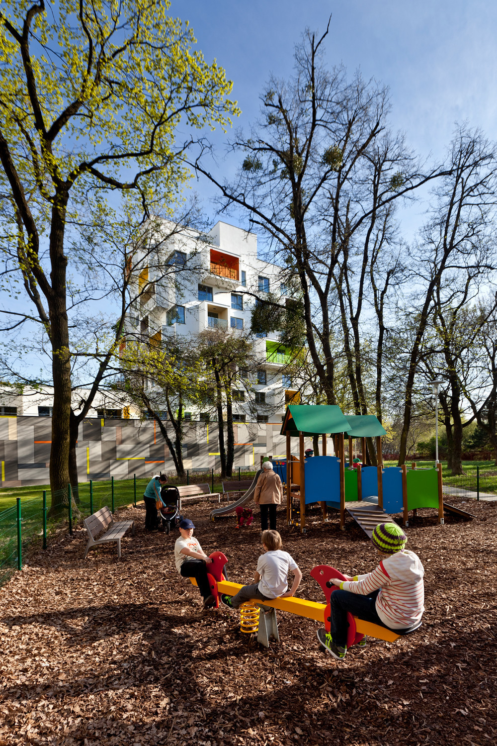 Der zehngeschossige Wohnbau wurde vom Architekturbüro Šebo Lichý in Zusammenarbeit mit dem Architekten Drahan Petrovic; entworfen.