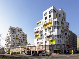 Im Bratislaver Stadtteil Petržalka sticht mit den Wohntürmen Nový Háy ein farbenfroh durchsetzter Neubau aus den Plattenbauten heraus.