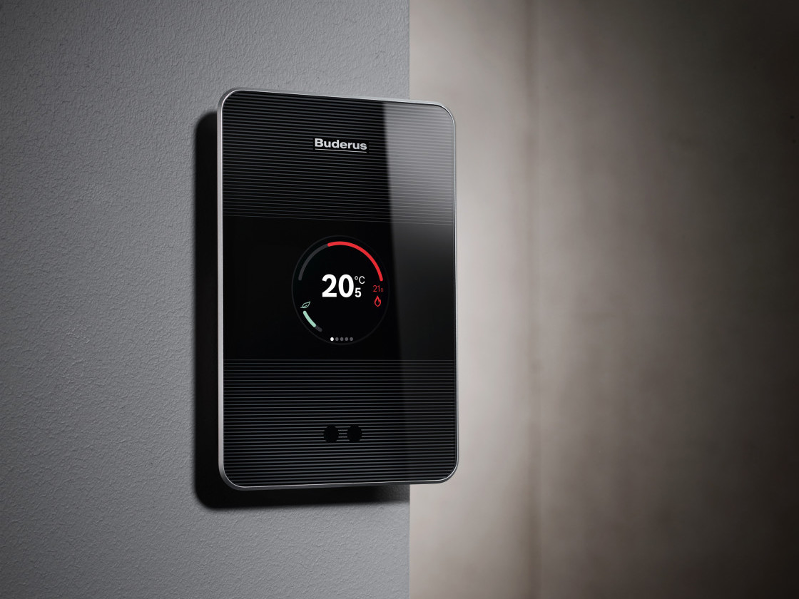 Die smarte Heizungssteuerung Logamatic TC100 zeigt ein hochwertiges Design mit Glasoberfläche und farbigem Touch-Display. 